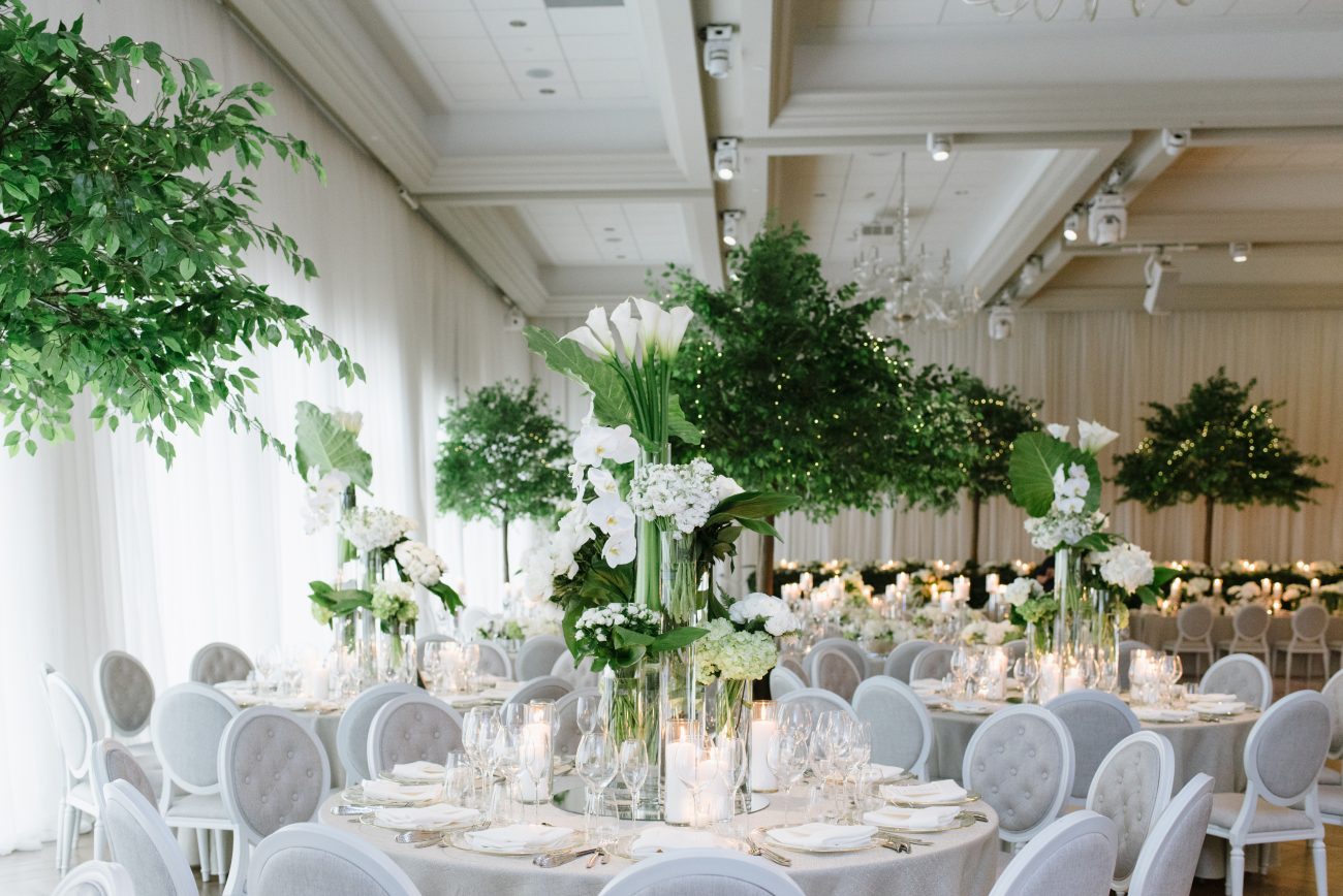 White tulip centrepieces for elegant and clean event